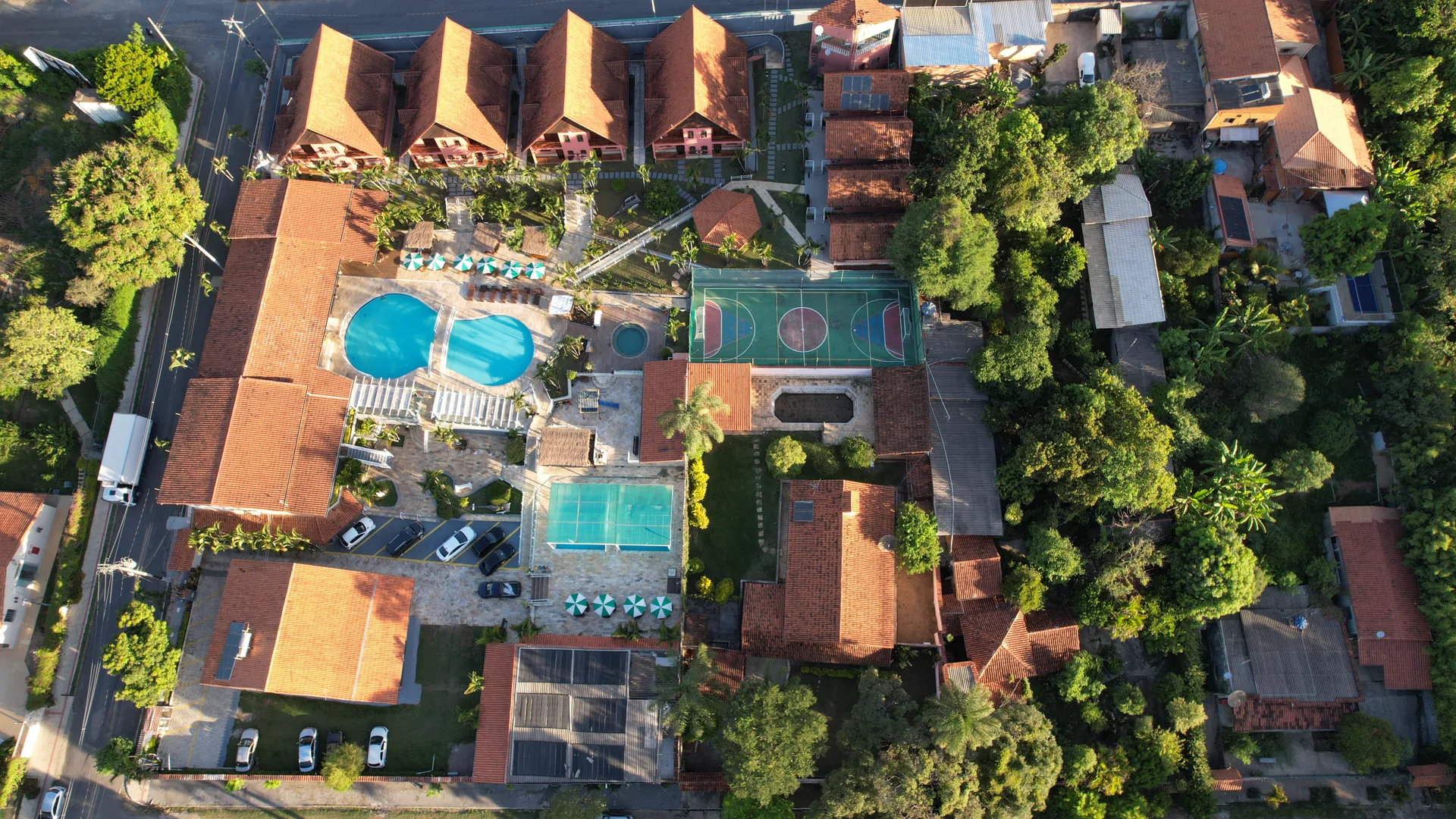 Vista aérea da área de lazer do Hotel Gran Minas: piscinas, quadra e chalés