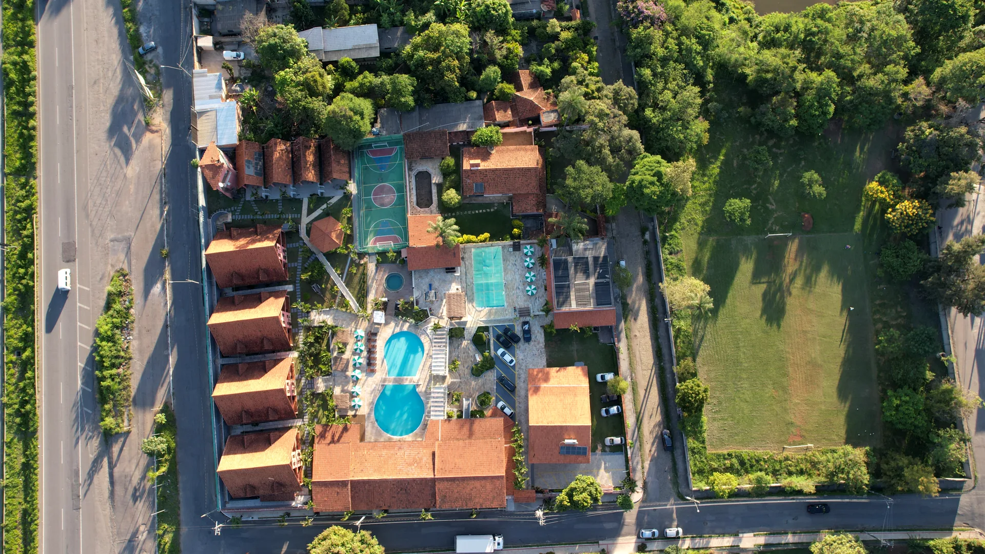 Vista aérea do Hotel Gran Minas e do entorno em Vespasiano