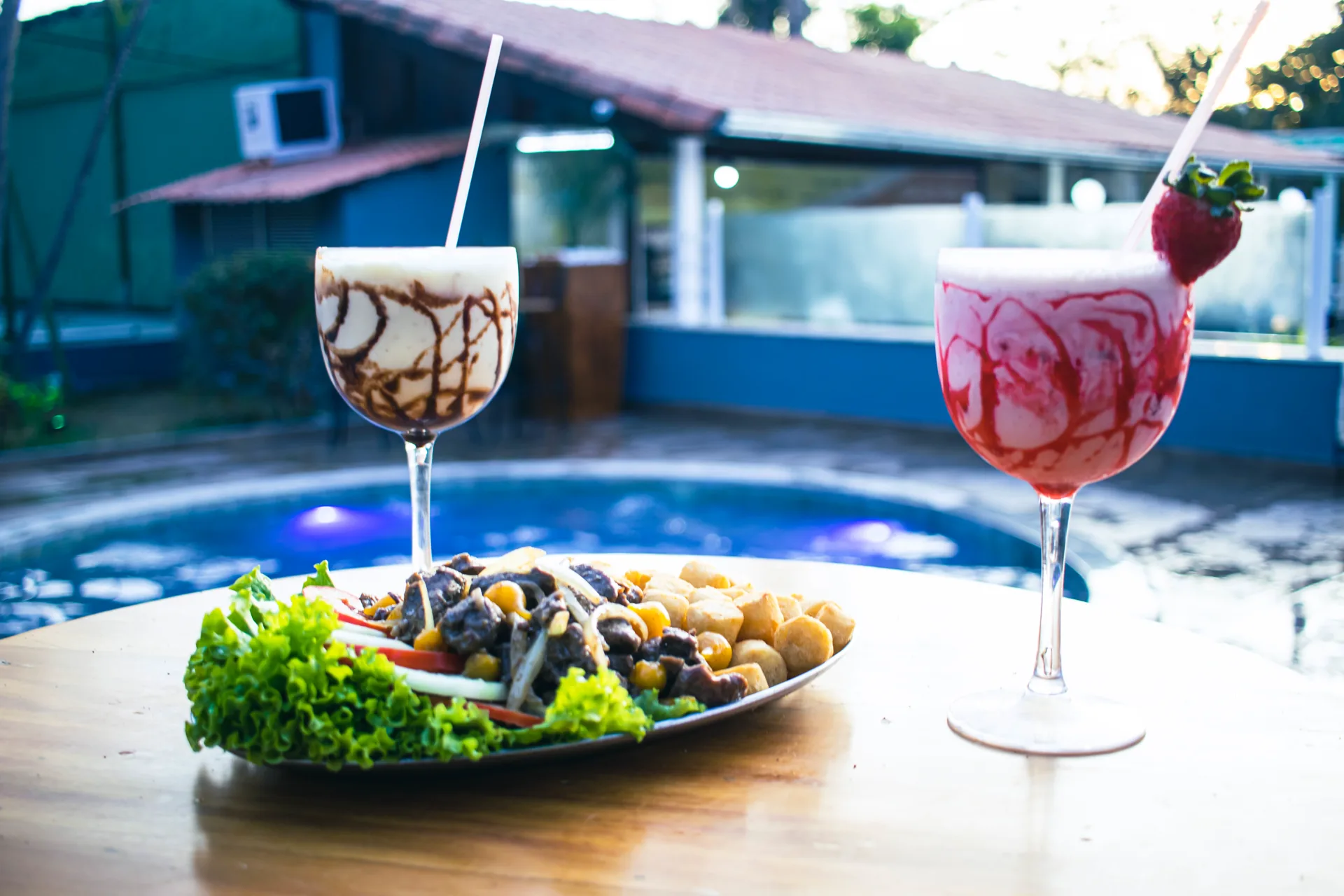 Drinks e porção servidos à beira da piscina do Hotel Gran Minas